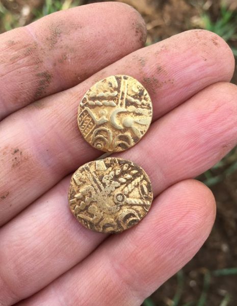 Keltische Goldmünzen mit Metalldetektor gefunden